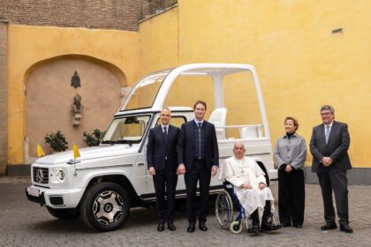 O Papa é pop e o papamóvel agora é veículo elétrico da Mercedes-Benz