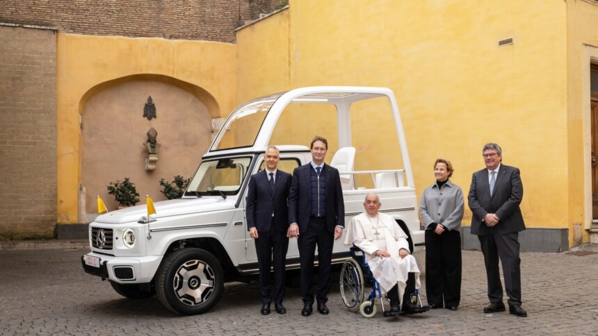 O Papa é pop e o papamóvel agora é veículo elétrico da Mercedes-Benz