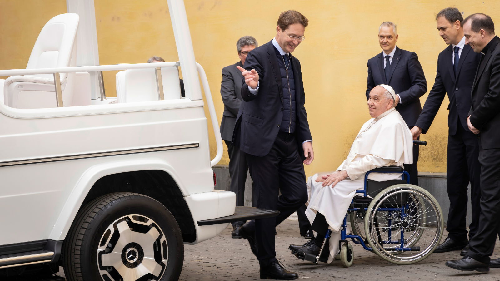 Papa recebe o primeiro Papamóvel elétrico