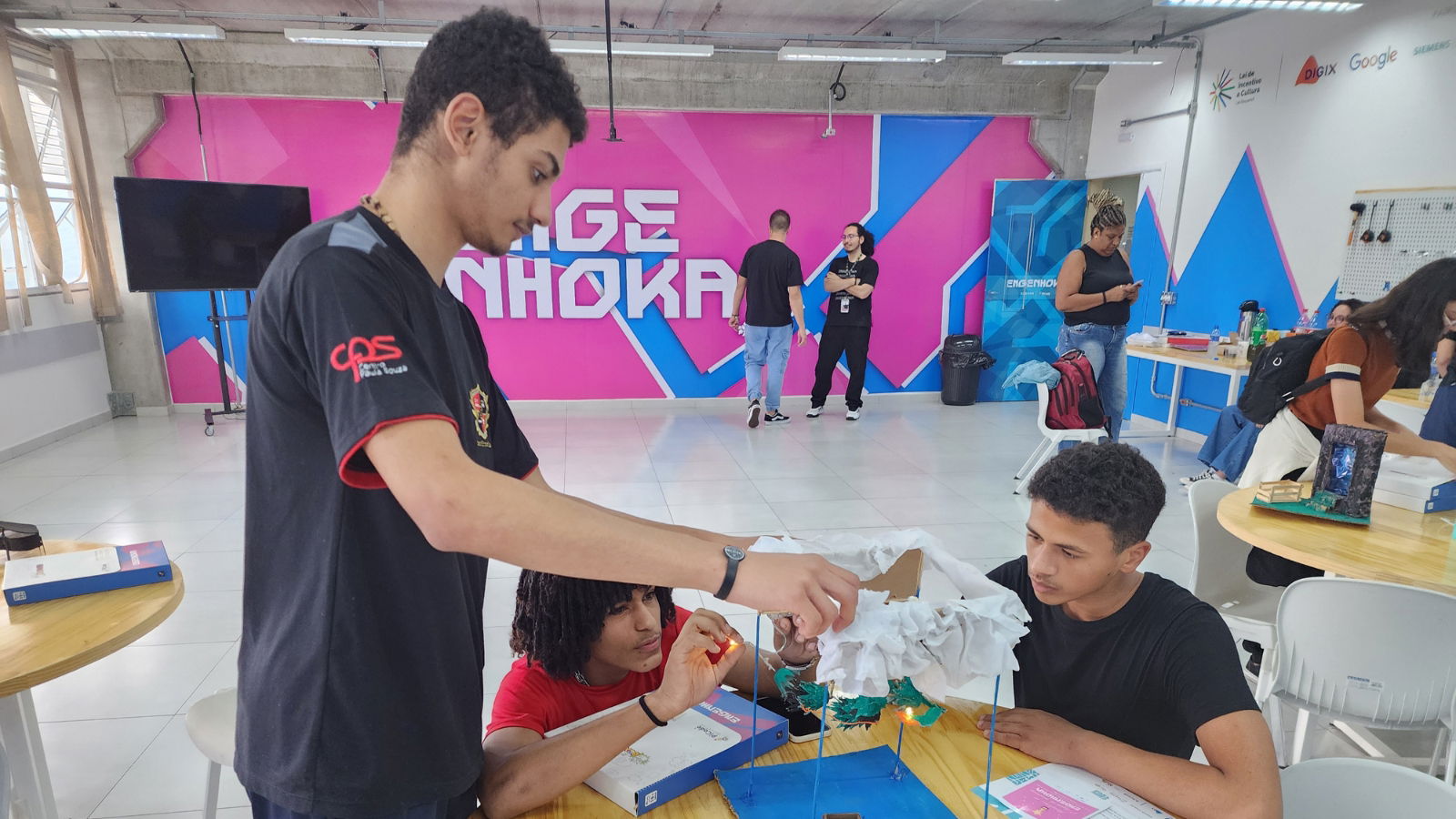 Alunos de escola pública criam projetos de robótica com materiais recicláveis 